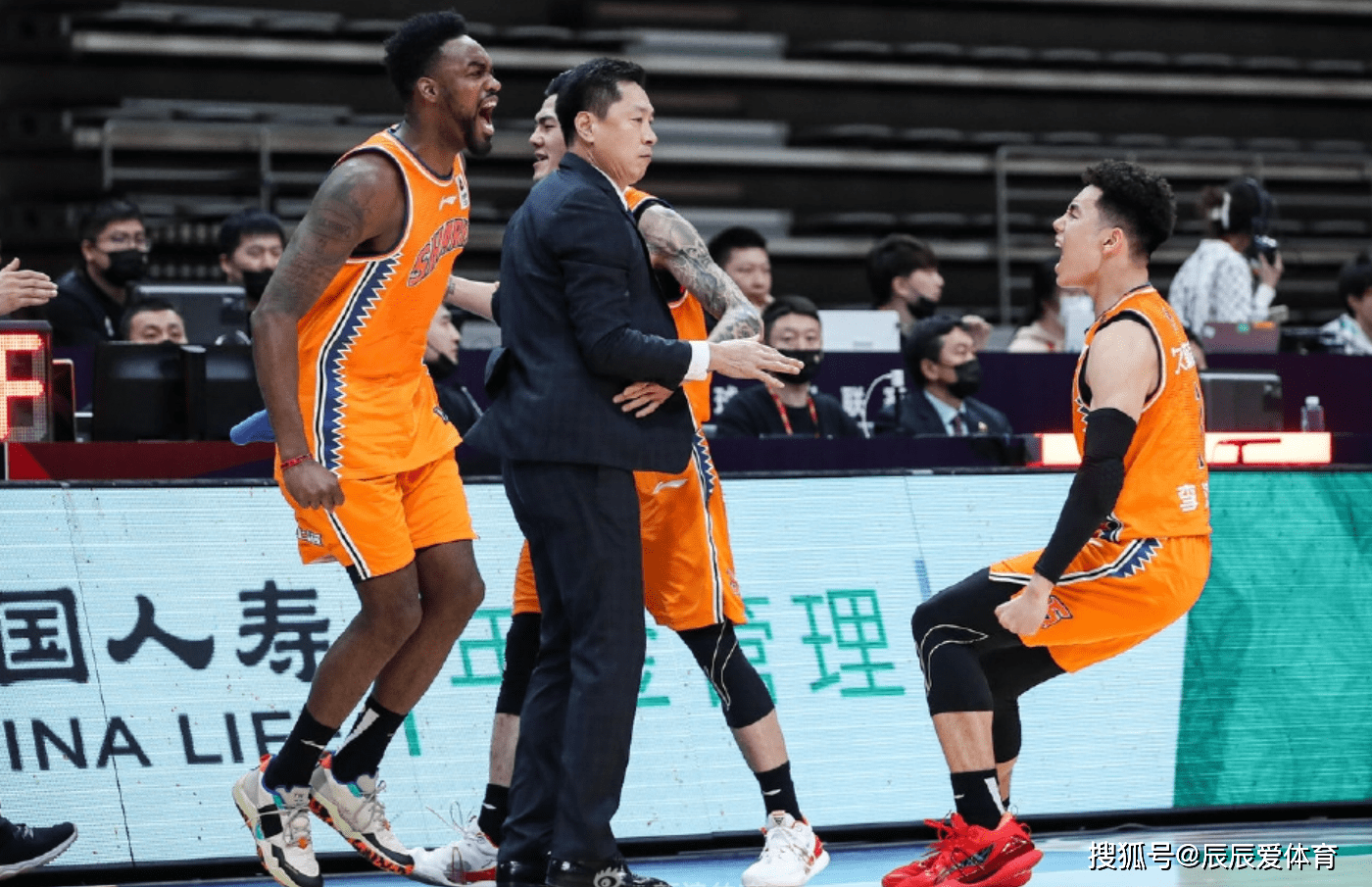 今晨体能课后，阿贾克斯手感冰凉备战CBA季后赛，引发热议，纪律约束更严格